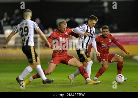 Darlington's Mark Beck & Darlington's Ben Hedley schließen Rob Ramshaw von Spennymoor Town während des Isuzu FA Trophäenspiels zwischen Spennymoor Town und Darlington am Brewery Field, Spennymoor am Dienstag, den 20.. Dezember 2022. (Kredit: Scott Llewellyn | MI News) Kredit: MI News & Sport /Alamy Live News Stockfoto