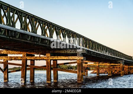 Kleiner Winkel von Eisen- und Holzbrücke in der kleinen Stadt Colonia Carlos Pellegrini, Corrientes, Argentinien während des Sonnenuntergangs. Stockfoto