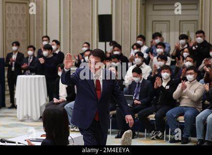 Seoul, Südkoreaner. 20.. Dezember 2022. Yoon Suk Yeol, der südkoreanische Präsident, hält am 20. Dezember ein Treffen mit etwa 200 jungen Menschen im Blue House Guesthouse in Seoul, Südkorea, ab. Foto von Südkoreas Pressestelle/UPII. Kredit: UPI/Alamy Live News Stockfoto