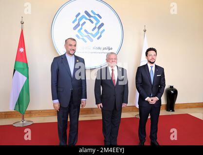 Totes Meer, Jordanien. 20.. Dezember 2022. Der iranische Außenminister Hossein Amir-Abdollahian (L) trifft sich mit dem jordanischen König Abdullah II (C) und dem Kronprinzen von Jordanien Hussein bin Abdullah (R) im Vorfeld der zweiten Konferenz für Zusammenarbeit und Partnerschaft in Bagdad in Sweimeh am Ufer des Toten Meeres in Zentralwestjordanien am 20. Dezember 2022. Foto: Iranian FM Press Office/UPI Credit: UPI/Alamy Live News Stockfoto