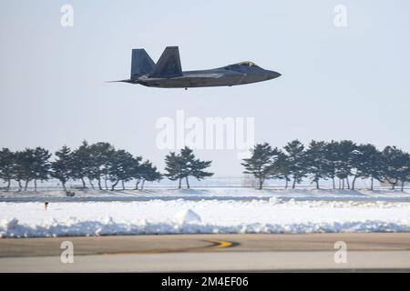 Gunsan, Südkoreaner. 20.. Dezember 2022. EIN US-AMERIKANISCHER F-22 Fighter Jet nimmt am Dienstag, den 20. Dezember 2022, an den gemeinsamen Flugübungen mit Südkorea in Gunsan, Südkorea Teil. Südkoreas Verteidigungsministerium sagte in einer Erklärung, dass Südkorea, USA kombinierte Flugübungen mit US B-52H strategischen Bombern und F-22 Tarnkämpfern durchgeführt haben. Foto: Südkoreanisches Verteidigungsministerium/UPI. Kredit: UPI/Alamy Live News Stockfoto