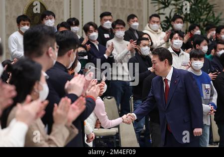 Seoul, Südkoreaner. 20.. Dezember 2022. Yoon Suk Yeol, der südkoreanische Präsident, hält am 20. Dezember ein Treffen mit etwa 200 jungen Menschen im Blue House Guesthouse in Seoul, Südkorea, ab. Foto von Südkoreas Pressestelle/UPII. Kredit: UPI/Alamy Live News Stockfoto