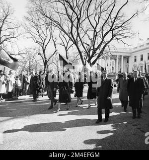 Präsident Lyndon B. Johnson, Lady Bird Johnson und die Familie Johnson gehen vom Weißen Haus aus als Teil der BegräbnisProzession, die Präsident Kennedys Sarg zur Kathedrale von St. Matthew der Apostel am 25. November 1963. Stockfoto