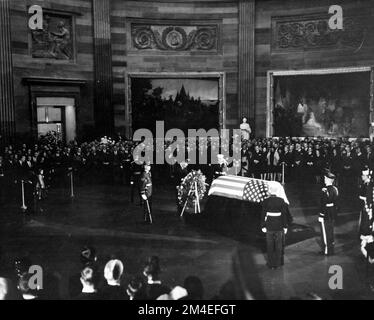 Präsident Lyndon B. Johnson legte einen Kranz vor den mit der Flagge bedeckten Sarg von Präsident Kennedy, während der Beerdigungen in der United States Capitol Rotunda am 24. November 1963. Stockfoto