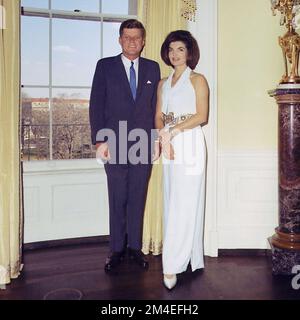 Ein Porträt von US-Präsident John F. Kennedy und seiner Frau und First Lady Jacqueline im gelben Oval Room des Weißen Hauses. Stockfoto