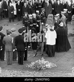 Jacqueline Kennedy und Generalstaatsanwalt Robert F. Kennedy verlassen während der Pause auf dem Nationalfriedhof Arlington am 25. November 1963 Präsident Kennedys Sarg. Stockfoto