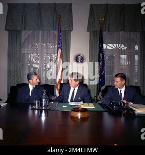 Präsident Joh F. Kennedy trifft mit dem Schah des Iran Mohammad Reza Shah Pahlavi am 13. April 1962 Foto 'Robert Knudsen. Fotos Vom Weißen Haus. John F. Kennedy Presidential Library and Museum, Boston. Stockfoto