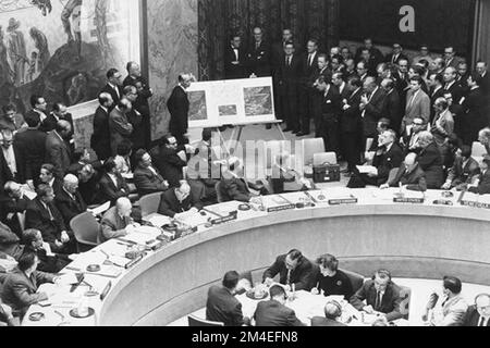 Adlai Stevenson zeigt den Vereinten Nationen am 25. Oktober 1962 Luftaufnahmen von kubanischen Raketen. Stockfoto