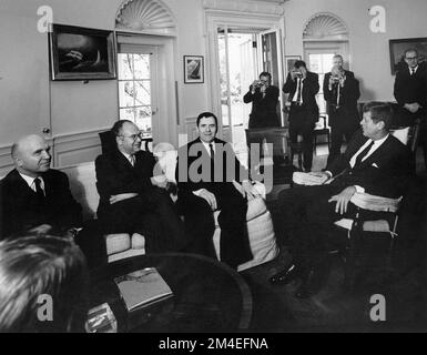 Präsident John F. Kennedy trifft sich mit dem sowjetischen Außenminister Andrei Gromyko im Oval Office (18. Oktober 1962) Foto „Abbie Rowe. Fotos Vom Weißen Haus. John F. Kennedy Presidential Library and Museum, Boston“ Stockfoto