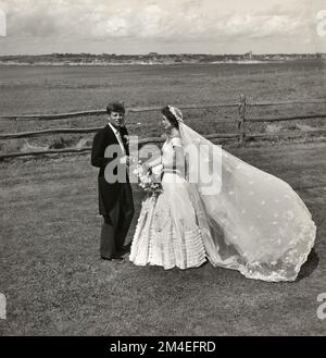 Senator John F. Kennedy und Jacqueline Kennedy an ihrem Hochzeitstag am 12. September 1953 Stockfoto
