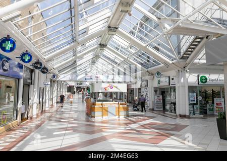 Mill Gate Einkaufszentrum in Bury, einer Marktstadt im Großraum Manchester, das Einkaufszentrum ist größtenteils leer von Menschen, England, Großbritannien, 2022 Stockfoto