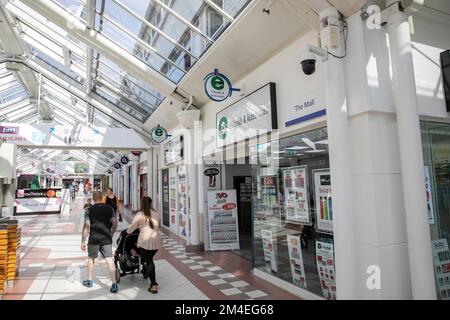 Das Stadtzentrum von Bbury Greater Manchester, das Einkaufszentrum Mill Gate ist ruhig mit wenigen Shoppern im Sommer 2022, während der schwierigen wirtschaftlichen Zeiten, England Stockfoto