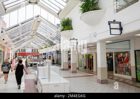 Das Stadtzentrum von Bbury Greater Manchester, das Einkaufszentrum Mill Gate ist ruhig mit wenigen Shoppern im Sommer 2022, während der schwierigen wirtschaftlichen Zeiten, England Stockfoto