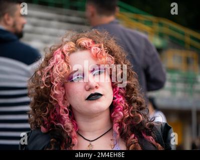 Medellin, Antioquia, Kolumbien - November 14 2022: Porträt einer kolumbianischen Frau mit rosa Locken und schwarzen Lippen Stockfoto