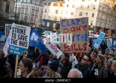 London, 20.. Dezember 2022, Mitglieder des Royal College of Nursing (RCN) marschieren zur Downing Street in London, als Krankenschwestern in England, Wales und Nordirland eine Arbeitskampagne über Lohn halten. Stockfoto