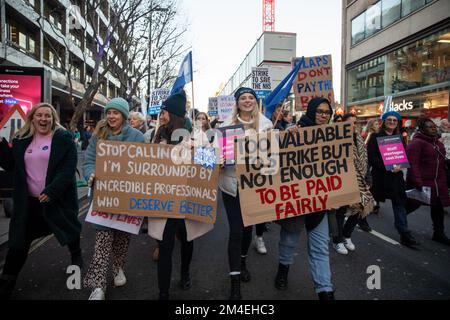 London, 20.. Dezember 2022, Mitglieder des Royal College of Nursing (RCN) marschieren zur Downing Street in London, als Krankenschwestern in England, Wales und Nordirland eine Arbeitskampagne über Lohn halten. Stockfoto