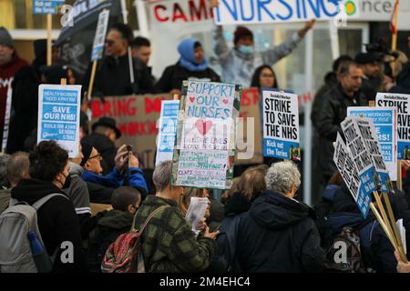 London, 20.. Dezember 2022, Mitglieder des Royal College of Nursing (RCN) marschieren zur Downing Street in London, als Krankenschwestern in England, Wales und Nordirland eine Arbeitskampagne über Lohn halten. Stockfoto