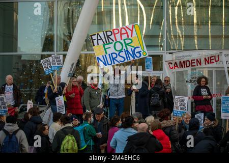 London, 20.. Dezember 2022, Mitglieder des Royal College of Nursing (RCN) marschieren zur Downing Street in London, als Krankenschwestern in England, Wales und Nordirland eine Arbeitskampagne über Lohn halten. Stockfoto