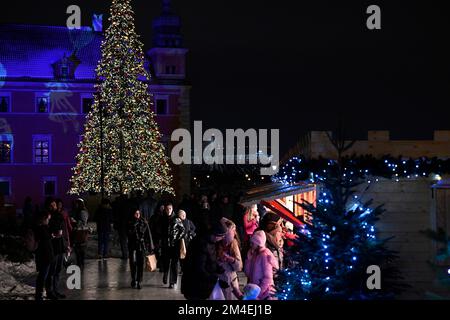 Warschau, Polen. 20.. Dezember 2022. Am 21. Dezember 2022 werden Menschen auf einem Weihnachtsmarkt in Warschau, Polen, gesehen. Warschau wurde von European Best Destinations, einer Reise-Website, die eng mit großen Reisebüros zusammenarbeitet, zu einem der beliebtesten Reiseziele für Weihnachten gekürt. Die herrliche Aussicht und der Weihnachtsmarkt, der jährlich Ende November beginnt, wurden zu den wichtigsten Sehenswürdigkeiten ernannt. (Foto: Jaap Arriens/Sipa USA) Guthaben: SIPA USA/Alamy Live News Stockfoto