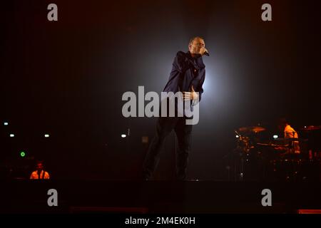 Mailand, Italien. 20.. Dezember 2022. Italienischer Sänger Biagio Antonacci tritt während der Live-Show des Palco Al Centro Tour im Mediolanum Forum, Assago, Lombardei, Italien auf, 20/12/22 Kredit: Independent Photo Agency/Alamy Live News Stockfoto