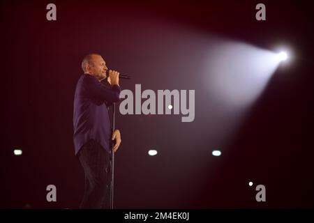 Mailand, Italien. 20.. Dezember 2022. Italienischer Sänger Biagio Antonacci tritt während der Live-Show des Palco Al Centro Tour im Mediolanum Forum, Assago, Lombardei, Italien auf, 20/12/22 Kredit: Independent Photo Agency/Alamy Live News Stockfoto