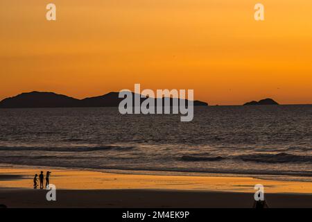 Coronado-Inseln vor Baja Mexico bei Sonnenuntergang. Leute spielen am Strand in Südkalifornien. Stockfoto