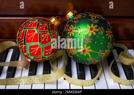 Rote Und Grüne Weihnachtsschmuck Auf Den Piamo Keys Still Life Stockfoto