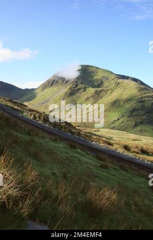 Ein vertikales Bild des Llanberis Path, der der Eisenbahn zum Gipfel in Snowdonia, Wales, Großbritannien folgt Stockfoto