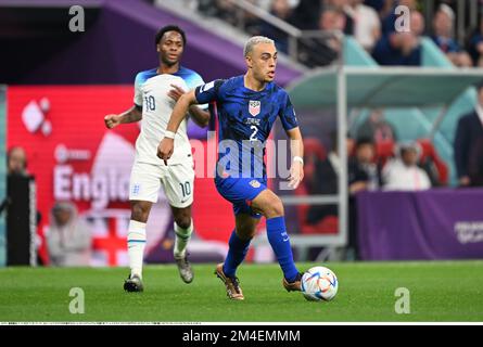 Sergino Dest, Right (USA) und Raheem Sterling (England) während des FIFA World Cup Qatar 2022 Group B Match zwischen England 0-0 USA im Al Bayt Stadium in Al Khor, Katar, 25. November 2022. Kredit: Takamoto Tokuhara/AFLO/Alamy Live News Stockfoto