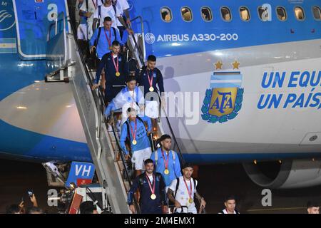 (221221) -- BUENOS AIRES, 21. Dezember 2022 (Xinhua) -- Mitglieder des Teams Argentina steigen nach der Ankunft am Ezeiza International Airport aus dem Flugzeug, nachdem das Team, das das Finale der FIFA-Weltmeisterschaft 2022 in Buenos Aires, der Hauptstadt Argentiniens, am 20. Dezember 2022 gewann. (TELAM/Handout über Xinhua) Stockfoto