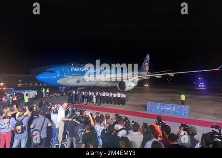 (221221) – BUENOS AIRES, 21. Dezember 2022 (Xinhua) – das Flugzeug, das Team Argentinien trägt, trifft am Ezeiza International Airport ein, nachdem das Team, das das Finale der FIFA-Weltmeisterschaft 2022 in Buenos Aires, der Hauptstadt Argentiniens, am 20. Dezember 2022 gewann. (TELAM/Handout über Xinhua) Stockfoto