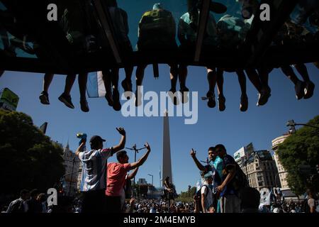 Buenos Aires, Argentinien. 20.. Dezember 2022. Fans begrüßen Team Argentina, nachdem das Team am 20. Dezember 2022 das Finale der FIFA-Weltmeisterschaft 2022 in Buenos Aires, der Hauptstadt Argentiniens, gewonnen hat. Kredit: Martin Sabala/Xinhua/Alamy Live News Stockfoto