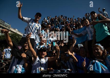 Buenos Aires, Argentinien. 20.. Dezember 2022. Fans begrüßen Team Argentina, nachdem das Team am 20. Dezember 2022 das Finale der FIFA-Weltmeisterschaft 2022 in Buenos Aires, der Hauptstadt Argentiniens, gewonnen hat. Kredit: Martin Sabala/Xinhua/Alamy Live News Stockfoto