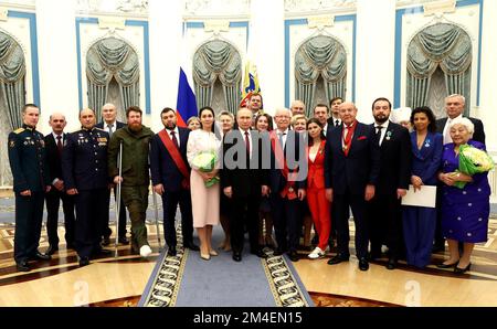 Moskau, Russland. 20.. Dezember 2022. Der russische Präsident Wladimir Putin (C) nimmt an der Zeremonie für die Präsentation der Staatsdekorationen der Russischen Föderation im Kreml's St. Teil Catherine Hall in Moskau, Russland, am 20. Dezember 2022. Foto: Kremlin Pool/UPI Credit: UPI/Alamy Live News Stockfoto