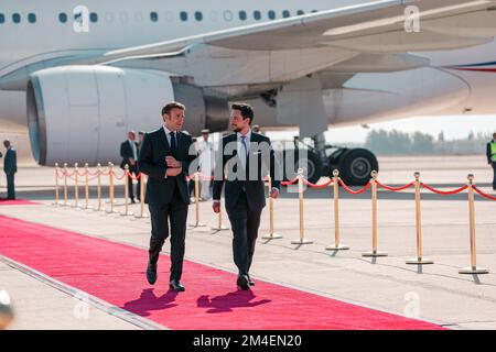 Amman, Jordanien. 20.. Dezember 2022. Der französische Präsident Emmanuel Macron (L) wird vom Kronprinzen von Jordanien Hussein bin Abdullah (R) auf dem Internationalen Flughafen Queen Alia in Amman begrüßt, da er am 20. Dezember an der zweiten Konferenz für Zusammenarbeit und Partnerschaft in Bagdad in Sweimeh am Ufer des Toten Meeres in Mittelwestjordanien teilnimmt — 2022. Foto: Royal Hashemite Court/UPI Credit: UPI/Alamy Live News Stockfoto
