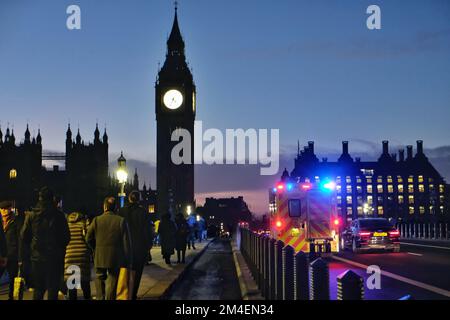 London, Großbritannien. 20.. Dezember 2022. Ein blau beleuchteter Krankenwagen überquert die Westminster Bridge, während Krankenschwestern am zweiten Tag des Streiks vor dem St. Thomas' Hospital auf der Streiklinie stehen. Der Streik erstreckte sich von 8am bis 8pm. Kredit: Elfte Stunde Fotografie/Alamy Live News Stockfoto