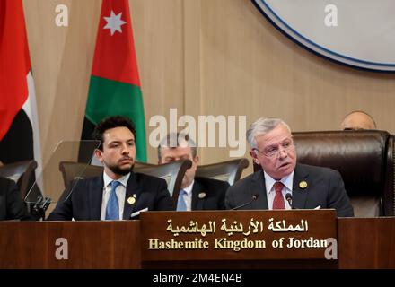 Totes Meer, Jordanien. 19.. Dezember 2022. Jordanischer König Abdullah II. (R) spricht auf der zweiten Konferenz für Zusammenarbeit und Partnerschaft in Bagdad am 20. Dezember 2022 in Sweimeh am Ufer des Toten Meeres in Zentralwestjordanien. Foto: Royal Hashemite Court/UPI Credit: UPI/Alamy Live News Stockfoto