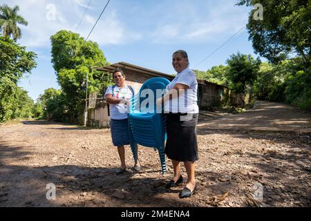 La Labor, La Libertad, Salvador - 27. Oktober 2022 - die Frauen der ADECIME-Vereinigung richten die Vorsitzenden für das Treffen der International ein Stockfoto