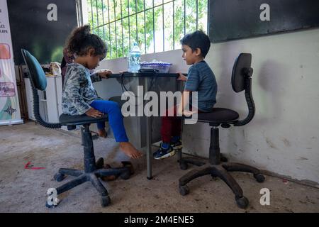 La Labor, La Libertad, Salvador - 27. Oktober 2022 - Salvadorianische Jungen und Mädchen sitzen auf einem Hochstuhl Stockfoto