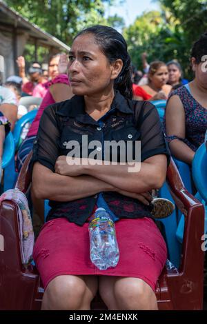 La Labor, La Libertad, Salvador - 27. Oktober 2022: Salvadorianische Frauen von der ADECIME-Vereinigung Hören Sie aufmerksam auf die Themen der Internationa Stockfoto