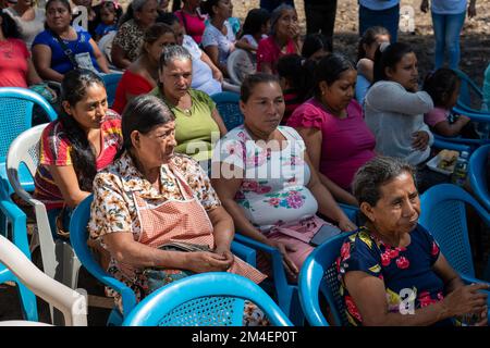 La Labor, La Libertad, Salvador - 27. Oktober 2022 - Frauen der ADECIME-Vereinigung treffen sich zum Internationalen Tag der ländlichen Frau, sie sitzen auf Listin Stockfoto