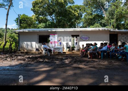 La Labor, La Libertad, Salvador - 27. Oktober 2022 - Frauen der ADECIME-Vereinigung treffen sich zum Internationalen Tag der ländlichen Frau, sie sitzen auf Listin Stockfoto