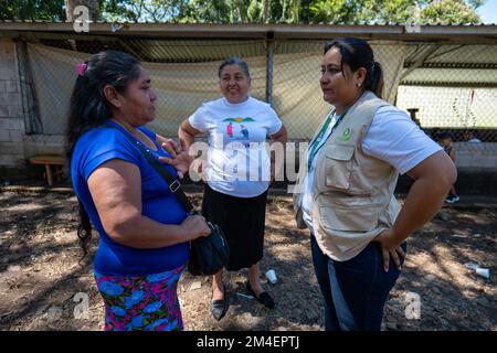 La Labor, La Libertad, Salvador - 27. Oktober 2022 - Salvadorianische Frauen unterhalten sich auf dem Land Stockfoto