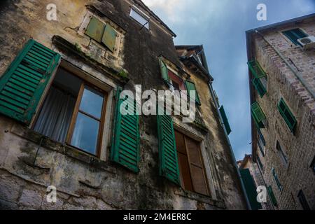 Ein niedriger Winkel Blick auf ein wunderschönes typisches Gebäude mit einem offenen Fenster, Montenegro Stockfoto