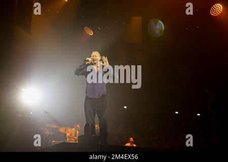 Assago, Italien. 20.. Dezember 2022. Biagio Antonacci tritt während der Palco Centrale Tour 2022 im Mediolanum Forum in Assago live auf der Bühne auf. Kredit: SOPA Images Limited/Alamy Live News Stockfoto