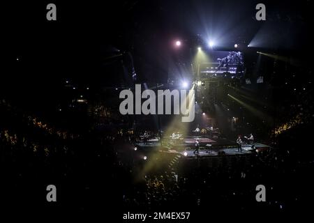 Assago, Italien. 20.. Dezember 2022. Biagio Antonacci tritt während der Palco Centrale Tour 2022 im Mediolanum Forum in Assago live auf der Bühne auf. Kredit: SOPA Images Limited/Alamy Live News Stockfoto