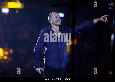 Assago, Italien. 20.. Dezember 2022. Biagio Antonacci tritt während der Palco Centrale Tour 2022 im Mediolanum Forum in Assago live auf der Bühne auf. Kredit: SOPA Images Limited/Alamy Live News Stockfoto