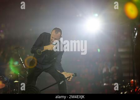 Assago, Italien. 20.. Dezember 2022. Biagio Antonacci tritt während der Palco Centrale Tour 2022 im Mediolanum Forum in Assago live auf der Bühne auf. (Foto: Fabrizio Carabelli/SOPA Images/Sipa USA) Guthaben: SIPA USA/Alamy Live News Stockfoto