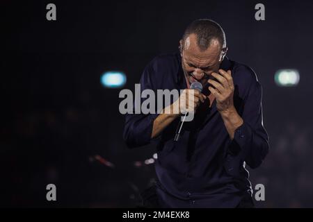 Assago, Italien. 20.. Dezember 2022. Biagio Antonacci tritt während der Palco Centrale Tour 2022 im Mediolanum Forum in Assago live auf der Bühne auf. (Foto: Fabrizio Carabelli/SOPA Images/Sipa USA) Guthaben: SIPA USA/Alamy Live News Stockfoto