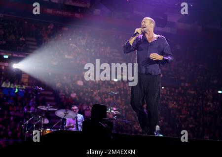 Assago, Italien. 20.. Dezember 2022. Biagio Antonacci tritt während der Palco Centrale Tour 2022 im Mediolanum Forum in Assago live auf der Bühne auf. (Foto: Fabrizio Carabelli/SOPA Images/Sipa USA) Guthaben: SIPA USA/Alamy Live News Stockfoto